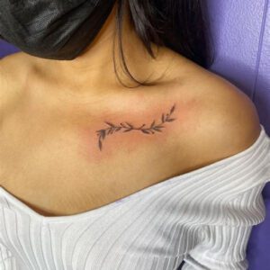 Women’s Collar Bone Tattoo Ideas